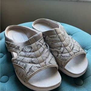 Comfortable cute slides, open toes slip on,cushioned souls, breathable stretchy